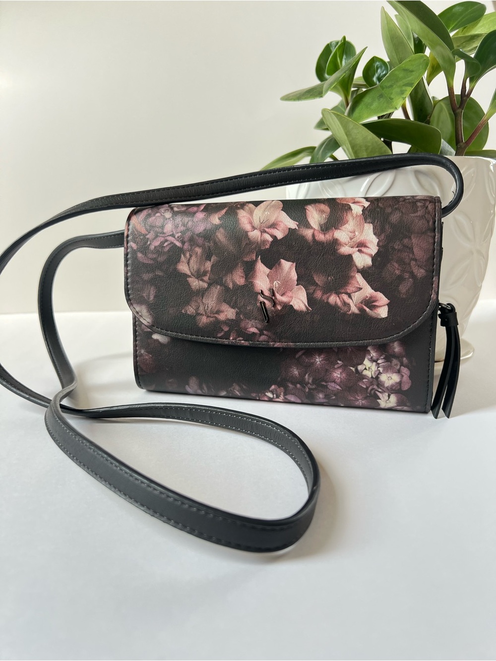 Simply Vera Vera Wang Dark Floral Moody Floral Crossbody Wallet Bag Purse
